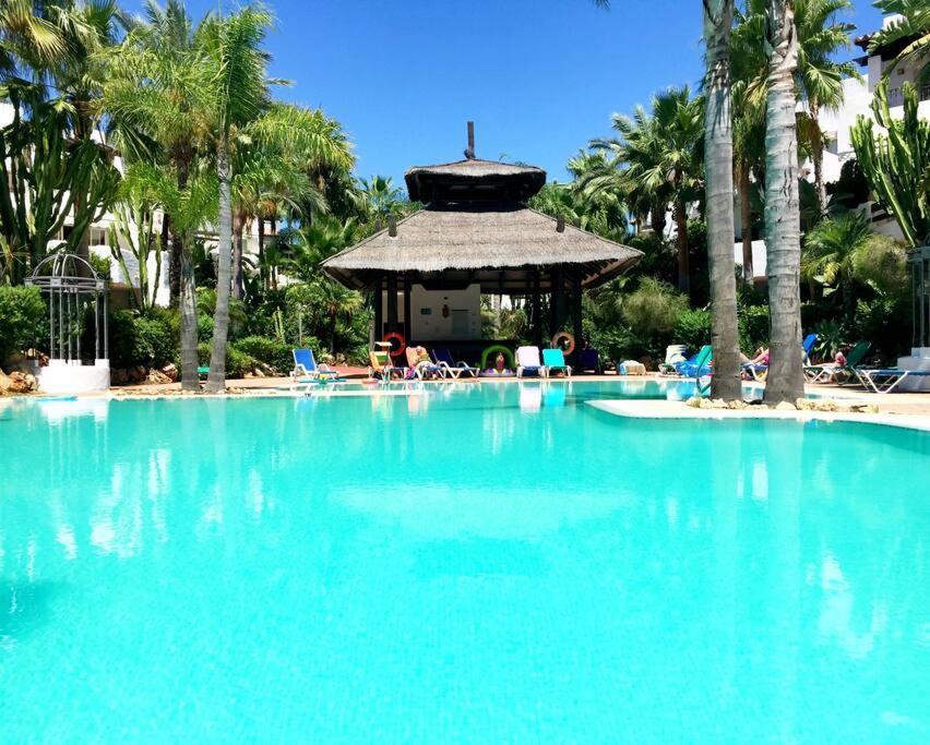Beachside Luxury 2 Bedroom Apartment, Puerto Banus Appartement *