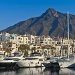 Beachside Luxury 2 Bedroom Apartment, Puerto Banus