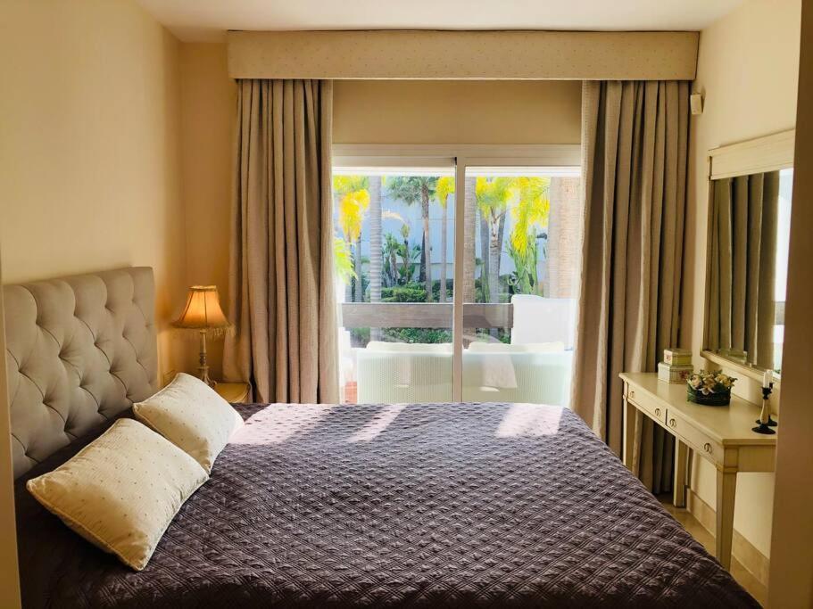 Beachside Luxury 2 Bedroom Apartment, Puerto Banus Apartamento Marbella