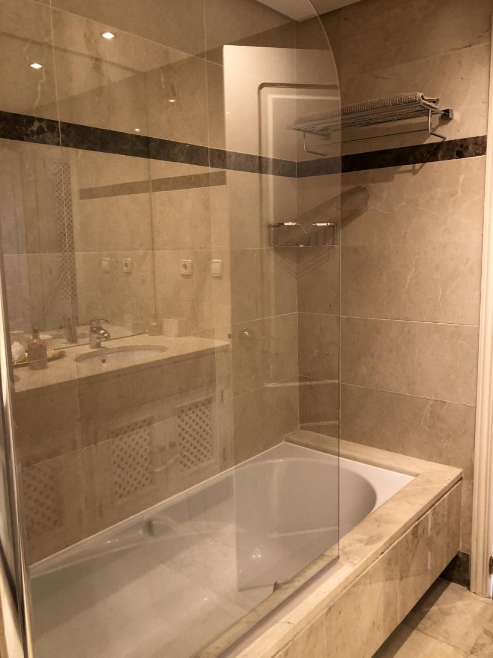 Beachside Luxury 2 Bedroom Apartment, Puerto Banus Marbella